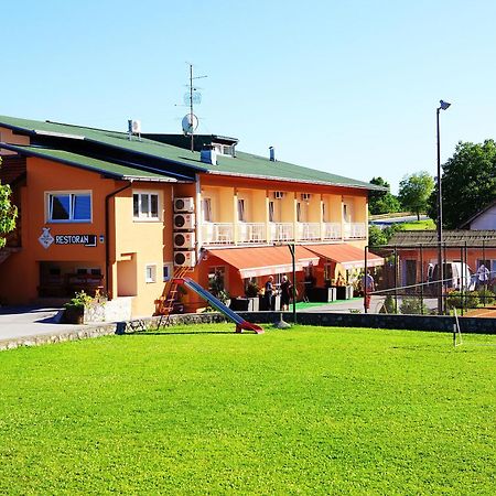 Bed&Breakfast Restaurant DP Donji Zvecaj Exterior foto
