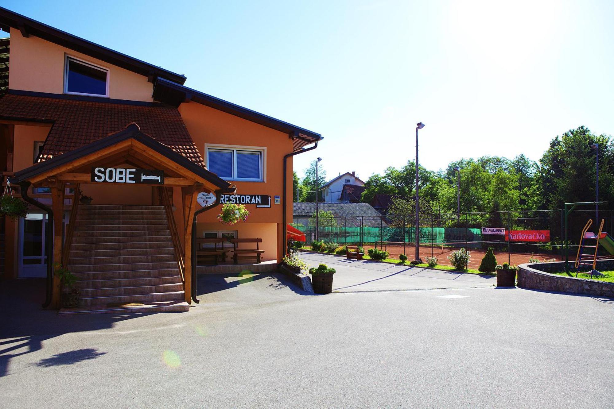 Bed&Breakfast Restaurant DP Donji Zvecaj Exterior foto