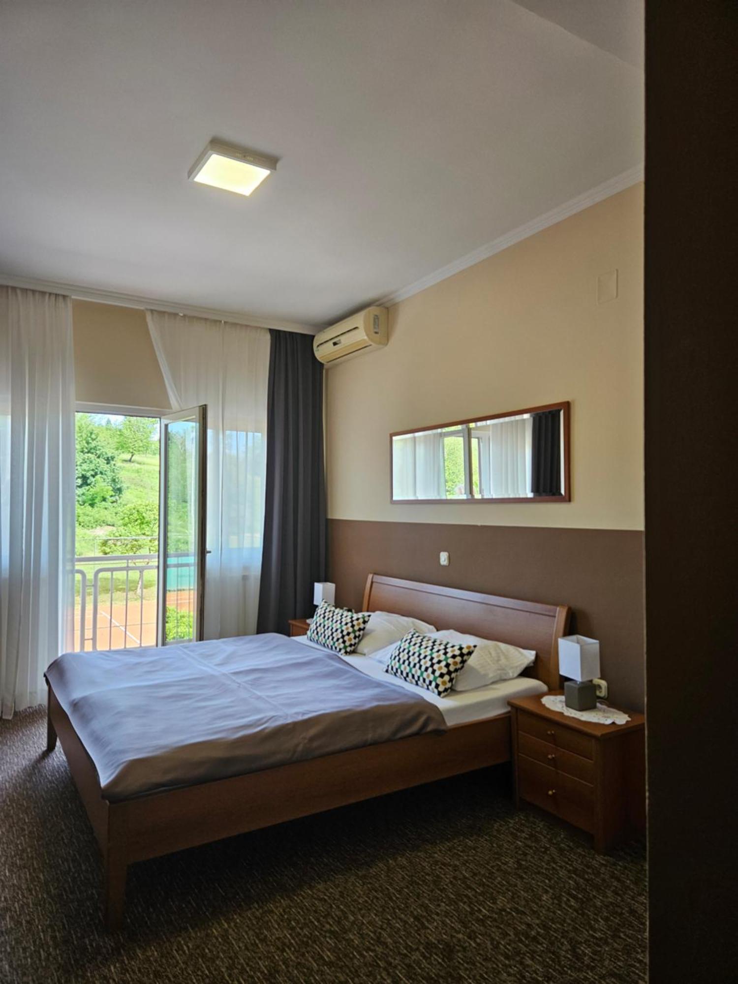 Bed&Breakfast Restaurant DP Donji Zvecaj Exterior foto