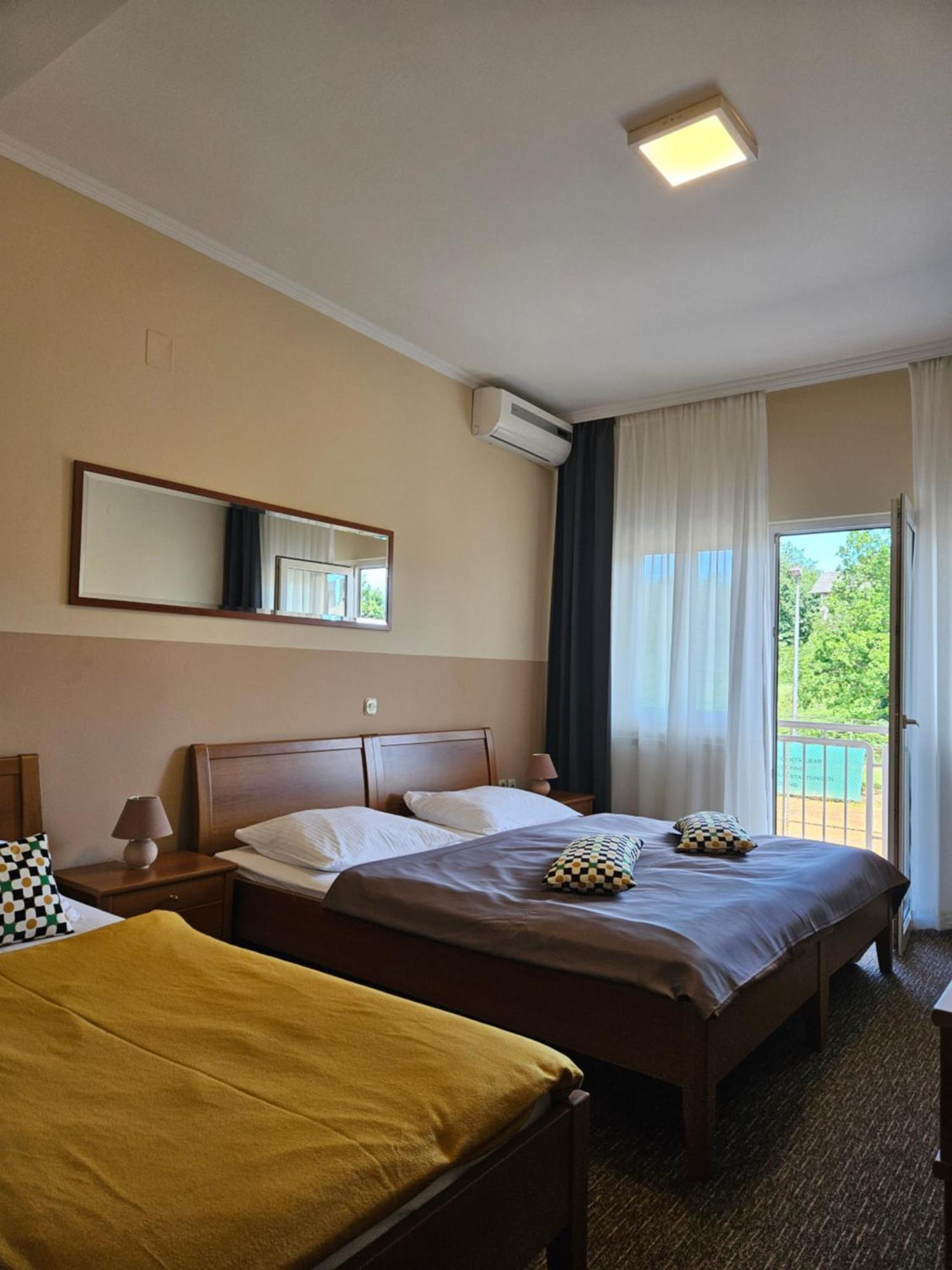 Bed&Breakfast Restaurant DP Donji Zvecaj Exterior foto